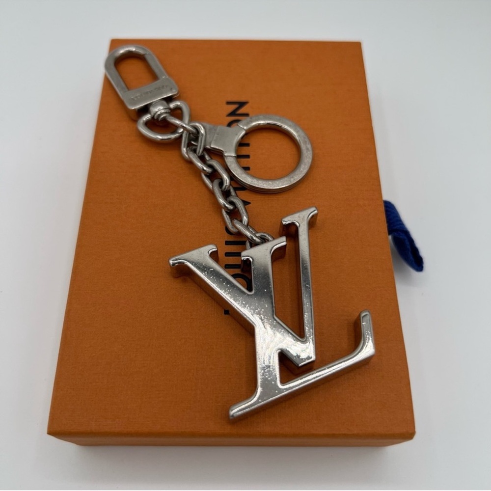 Authentic Louis Vuitton silver keychain/keychain in box - Picture 6 of 7
